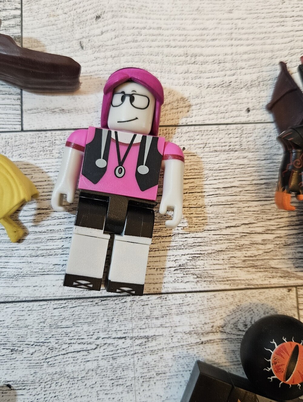 Roblox Lot of 4 Action Figure Toys With Accessories - Picture 6 of 8